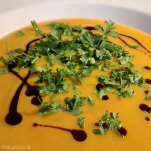 Kürbis-Quittensuppe mit Petersilie und Kürbiskernöl