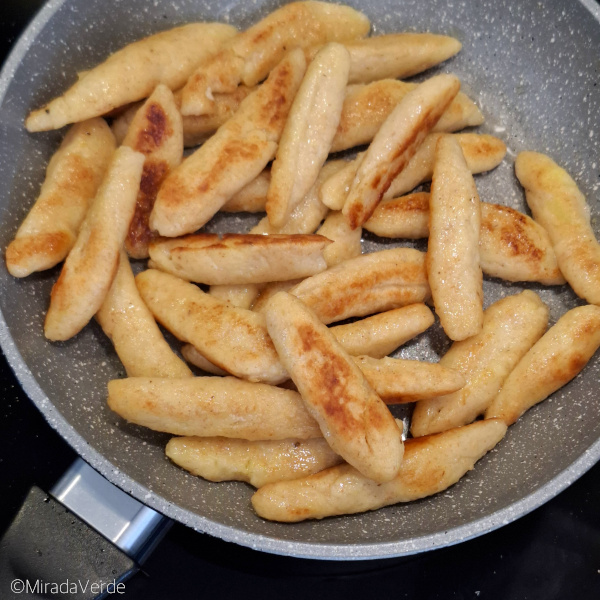 Schupfnudeln in Butter anbraten